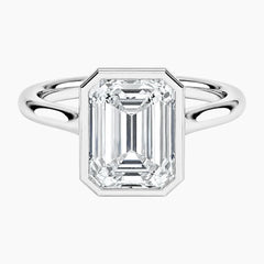 Queen Setting Emerald Moissanite Ring