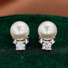 Elegante Ohrringe mit vierzackiger Perle und Moissanit