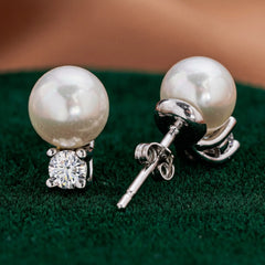 Elegante Ohrringe mit vierzackiger Perle und Moissanit