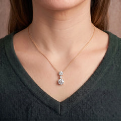Élarienne Graduated Round Three-Stone Moissanite Drop Necklace