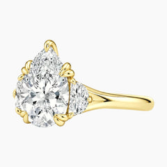 Rosélia 2 Carat Pear Three-Stone Moissanite Ring