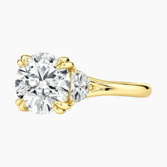 Rosélia 2 Carat Round Three-Stone Moissanite Ring
