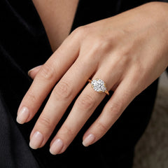 Rosélia 2 Carat Round Three-Stone Moissanite Ring