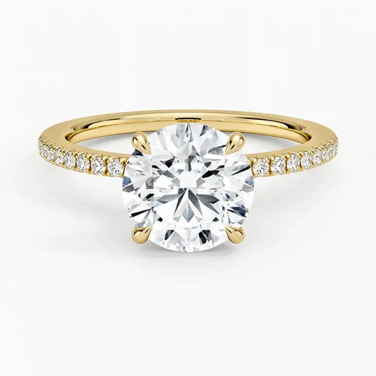 Ring mit einzelnem Moissanit im runden Brillantschliff